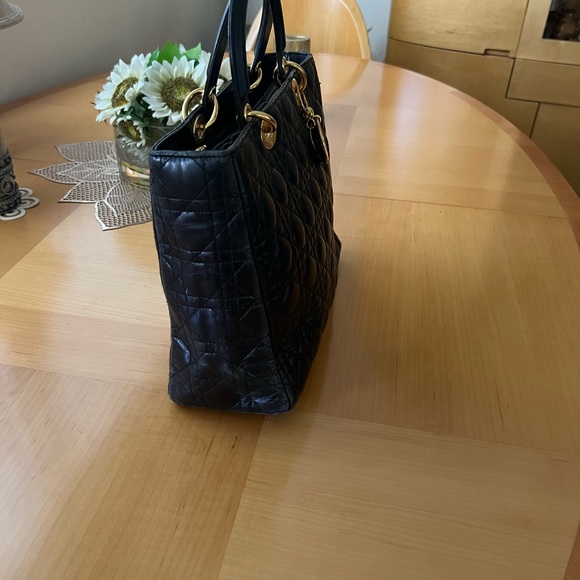 Beautiful used Dior Handbag - Picture 2 of 6